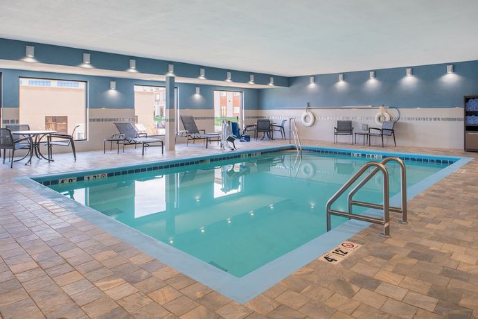 Imagen de la piscina del Hotel Holiday Inn Express and Suites Bismarck, An Ihg. Foto 20