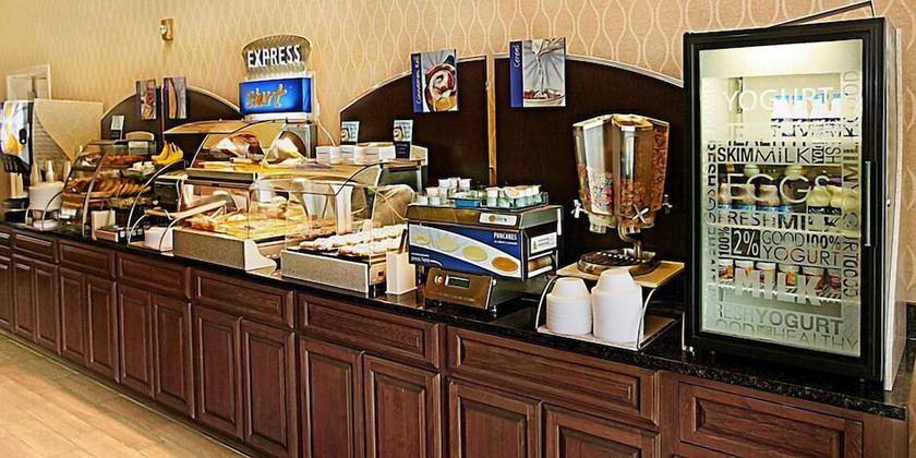 Imagen del bar/restaurante del Hotel Holiday Inn Express and Suites Bossier City - Louisiana, an IHG. Foto 8