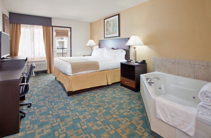 Imagen de la habitación del Hotel Holiday Inn Express and Suites Branson 76 Central, An Ihg. Foto 6