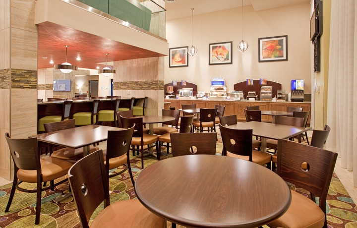 Imagen del bar/restaurante del Hotel Holiday Inn Express and Suites Branson 76 Central, An Ihg. Foto 4