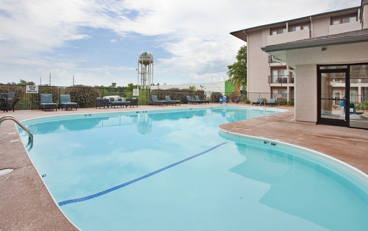 Imagen de la piscina del Hotel Holiday Inn Express and Suites Branson 76 Central, An Ihg. Foto 16