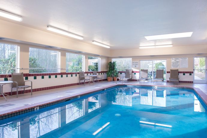 Imagen de la piscina del Hotel Holiday Inn Express and Suites Burlington, An Ihg, Burlington. Foto 20