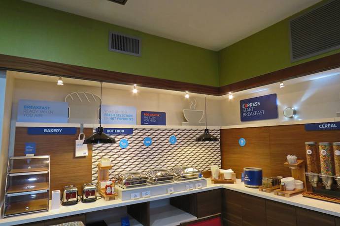 Imagen del bar/restaurante del Hotel Holiday Inn Express and Suites Burlington, An Ihg, Burlington. Foto 3