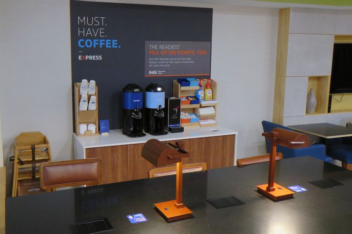 Imagen del bar/restaurante del Hotel Holiday Inn Express and Suites Burlington, An Ihg, Burlington. Foto 4