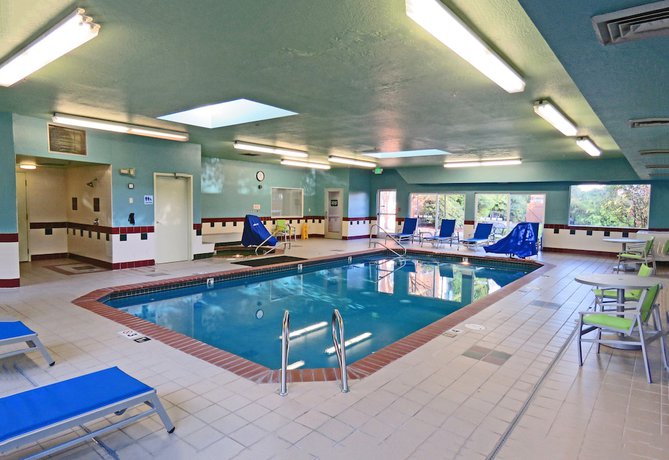 Imagen de la piscina del Hotel Holiday Inn Express and Suites Burlington, An Ihg. Foto 18