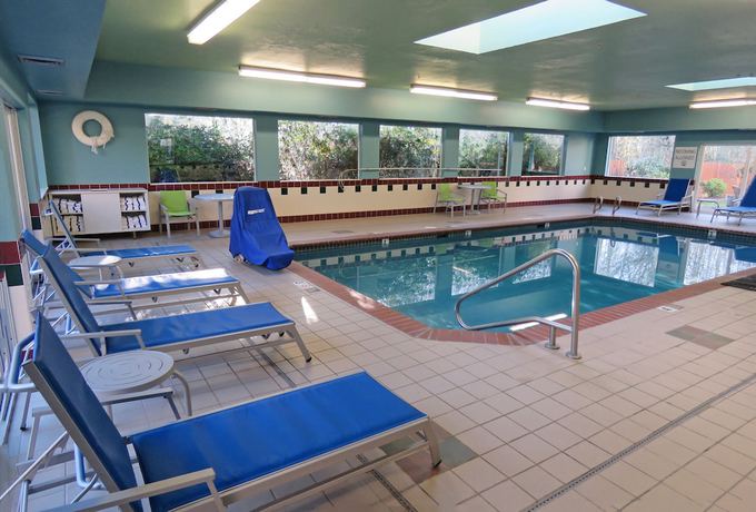 Imagen de la piscina del Hotel Holiday Inn Express and Suites Burlington, An Ihg. Foto 19