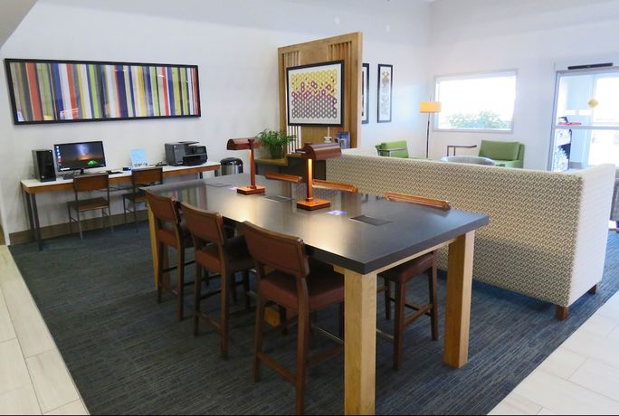 Imagen de los interiores del Hotel Holiday Inn Express and Suites Burlington, An Ihg. Foto 17