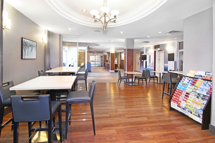 Imagen de los interiores del Hotel Holiday Inn Express and Suites Calgary. Foto 18