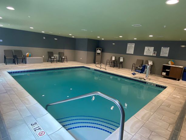 Imagen de la piscina del Hotel Holiday Inn Express and Suites Camas - Vancouver, an IHG. Foto 19