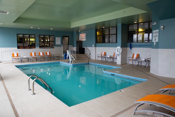 Imagen de la piscina del Hotel Holiday Inn Express and Suites Central Omaha, An Ihg. Foto 20