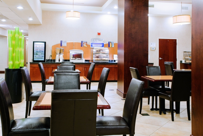 Imagen del bar/restaurante del Hotel Holiday Inn Express and Suites Charlotte Arrowood, An Ihg. Foto 2