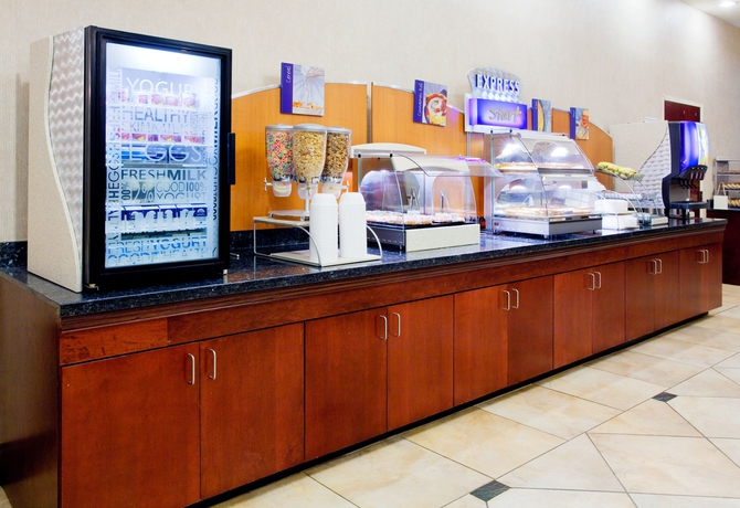 Imagen del bar/restaurante del Hotel Holiday Inn Express and Suites Charlotte Arrowood, An Ihg. Foto 3