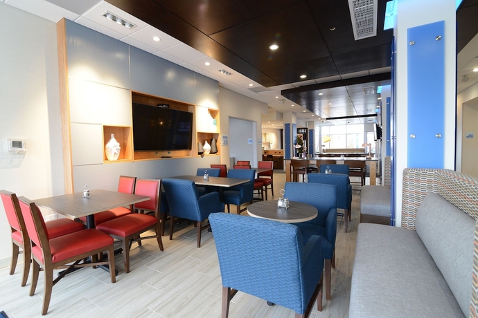 Imagen de los interiores del Hotel Holiday Inn Express and Suites Chicago North Shore - Niles,. Foto 14