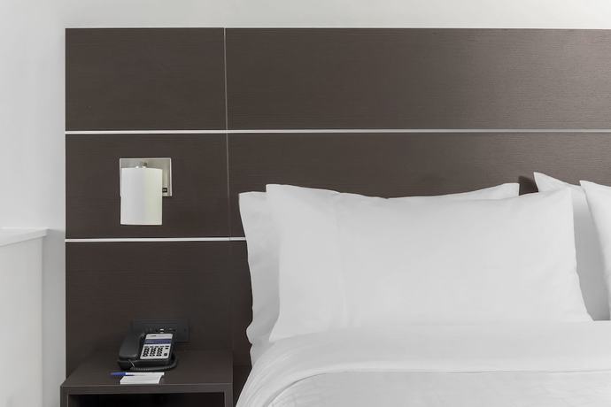 Imagen de la habitación del Hotel Holiday Inn Express and Suites Chicago O\'Hare Airport, an IHG. Foto 15