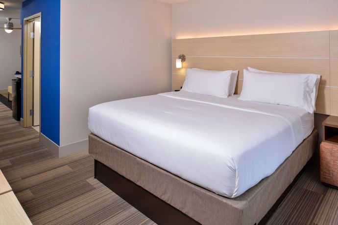 Imagen de la habitación del Hotel Holiday Inn Express and Suites Cincinnati - Mason, an IHG. Foto 18