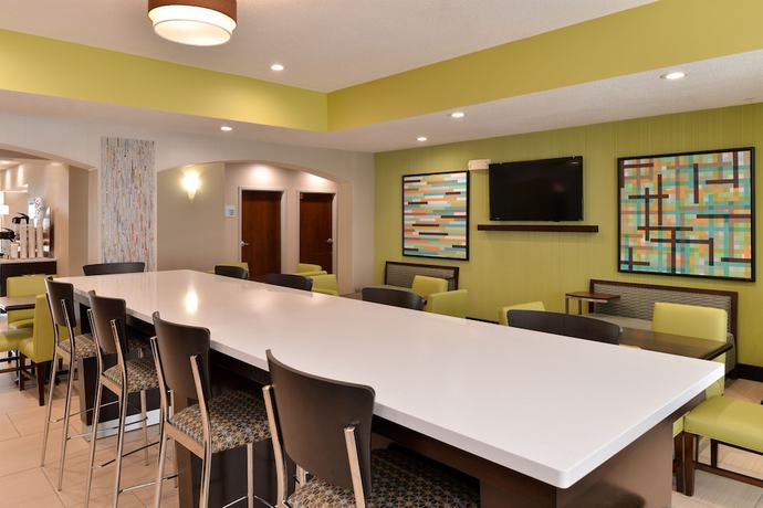 Imagen de los interiores del Hotel Holiday Inn Express and Suites Cincinnati-blue Ash, An Ihg. Foto 20