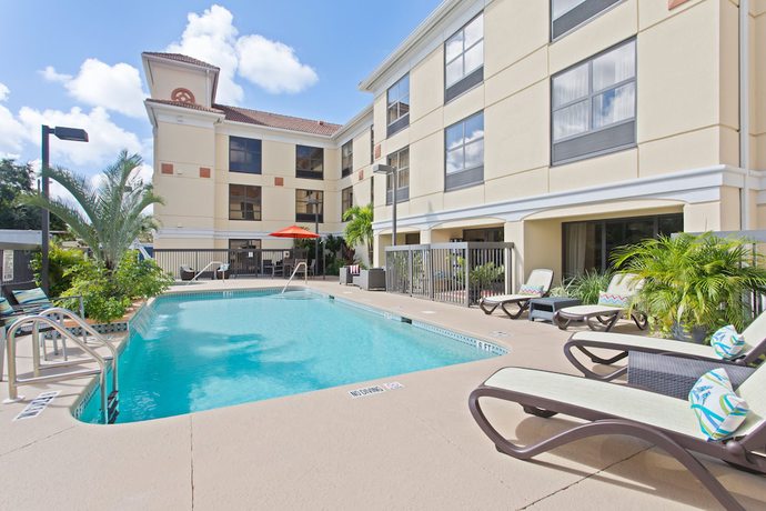 Imagen de la piscina del Hotel Holiday Inn Express and Suites Clearwater North-Dunedin by IHG. Foto 19