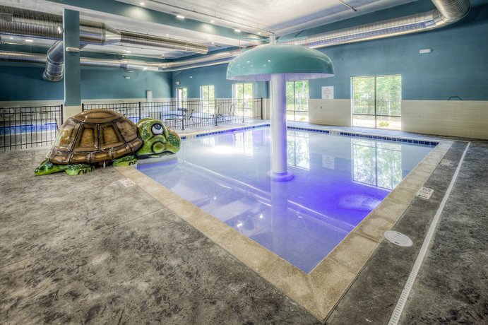 Imagen de la piscina del Hotel Holiday Inn Express and Suites Cleveland West - Westlake, An Ihg. Foto 18