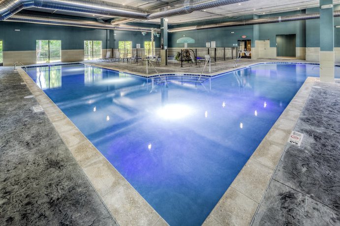 Imagen de la piscina del Hotel Holiday Inn Express and Suites Cleveland West - Westlake, An Ihg. Foto 19