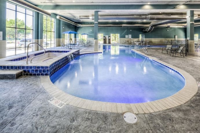 Imagen de la piscina del Hotel Holiday Inn Express and Suites Cleveland West - Westlake, An Ihg. Foto 20