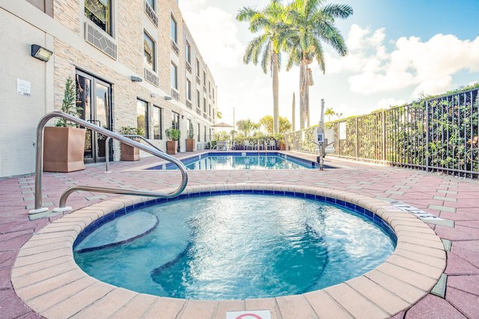 Imagen de la piscina del Hotel Holiday Inn Express and Suites Clewiston, An Ihg. Foto 18
