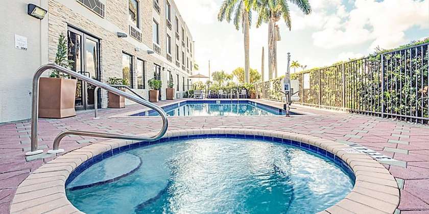 Imagen de la piscina del Hotel Holiday Inn Express and Suites Clewiston, An Ihg. Foto 19