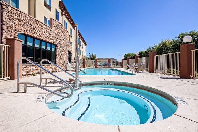 Imagen de la piscina del Hotel Holiday Inn Express and Suites Clovis-Fresno Area. Foto 19