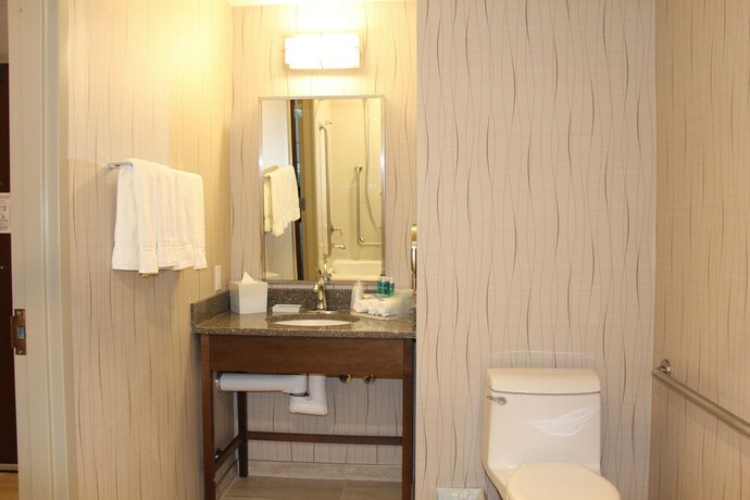 Imagen de la habitación del Hotel Holiday Inn Express and Suites Cold Lake, An Ihg. Foto 28