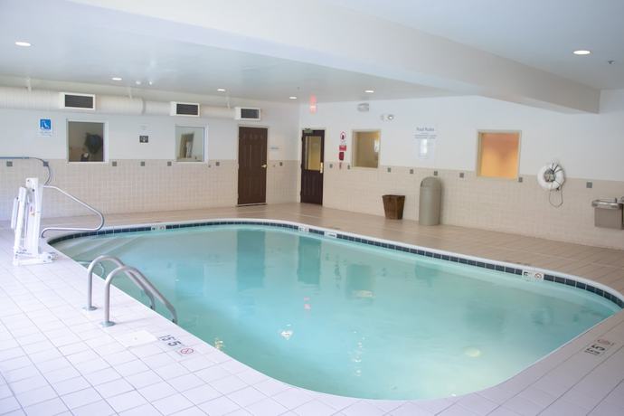 Imagen de la piscina del Hotel Holiday Inn Express and Suites Columbus East Reynoldsburg, An Ihg. Foto 19