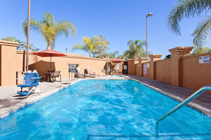 Imagen de la piscina del Hotel Holiday Inn Express and Suites Corona. Foto 20