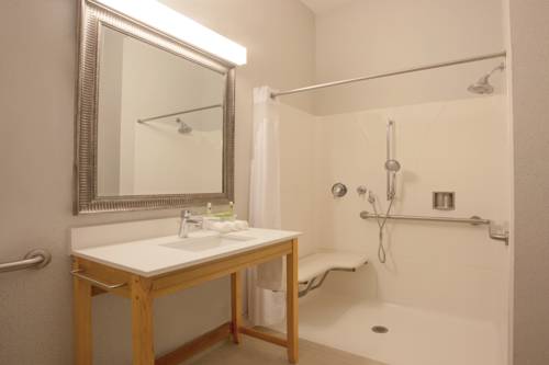 Imagen de la habitación del Hotel Holiday Inn Express and Suites Davis - University Area, An Ihg. Foto 12