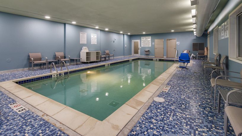 Imagen de la piscina del Hotel Holiday Inn Express and Suites Detroit - Farmington Hills, an IHG. Foto 19