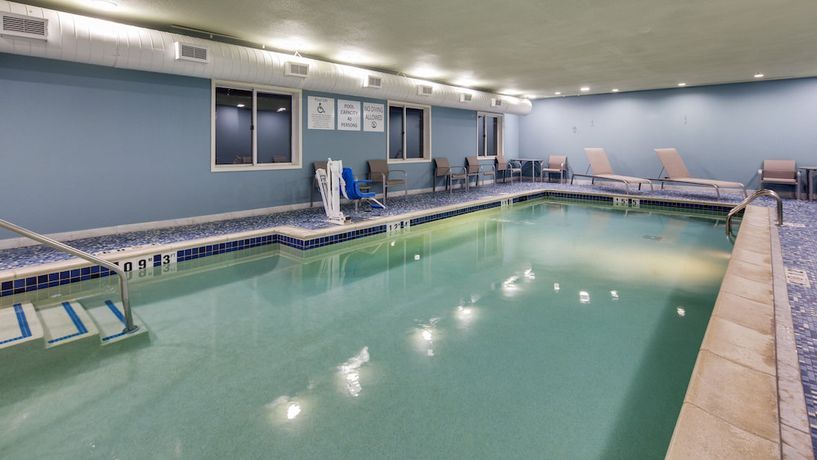 Imagen de la piscina del Hotel Holiday Inn Express and Suites Detroit - Farmington Hills, an IHG. Foto 20