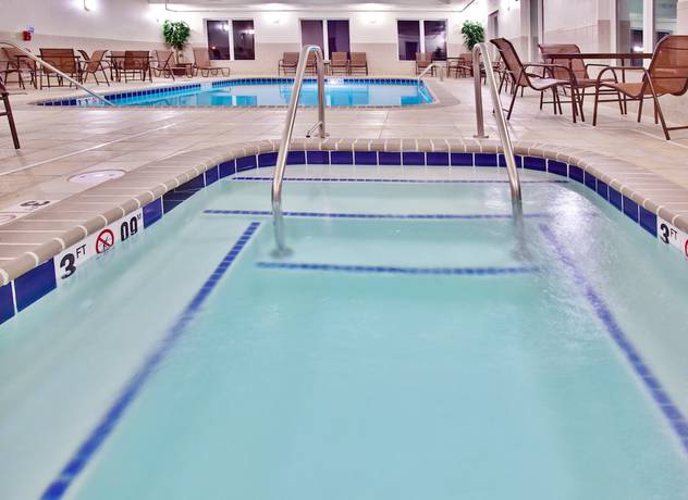 Imagen de la piscina del Hotel Holiday Inn Express and Suites Dubuque, An Ihg. Foto 19