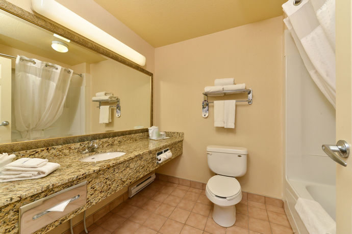 Imagen de la piscina del Hotel Holiday Inn Express and Suites Edmonton International Airport, An Ihg. Foto 16