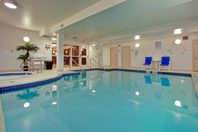 Imagen de la piscina del Hotel Holiday Inn Express and Suites Edmonton North, An Ihg. Foto 18