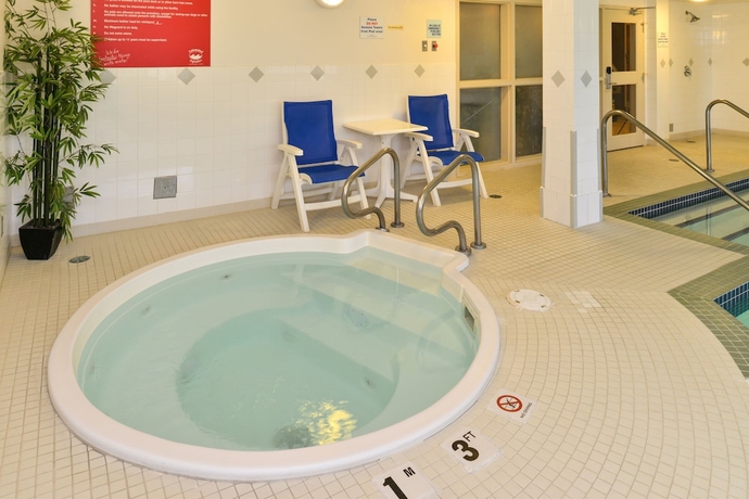 Imagen de la piscina del Hotel Holiday Inn Express and Suites Edmonton North, An Ihg. Foto 19