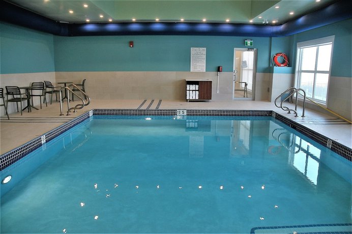 Imagen de la piscina del Hotel Holiday Inn Express and Suites Edmonton Sw - Windermere, An Ihg. Foto 18