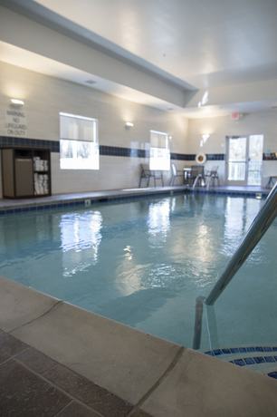 Imagen de la piscina del Hotel Holiday Inn Express and Suites Edwardsville, An Ihg. Foto 19