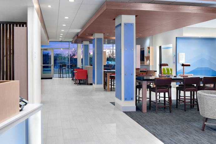 Imagen de los interiores del Hotel Holiday Inn Express and Suites Elkhorn - Lake Geneva Area, an IHG. Foto 17