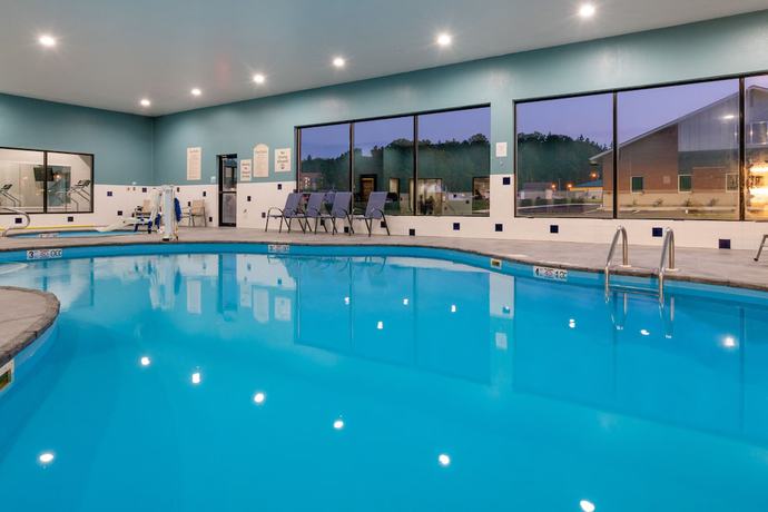 Imagen de la piscina del Hotel Holiday Inn Express and Suites Elkins, An Ihg. Foto 17