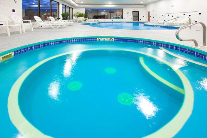 Imagen de la piscina del Hotel Holiday Inn Express and Suites Elkins, An Ihg. Foto 20