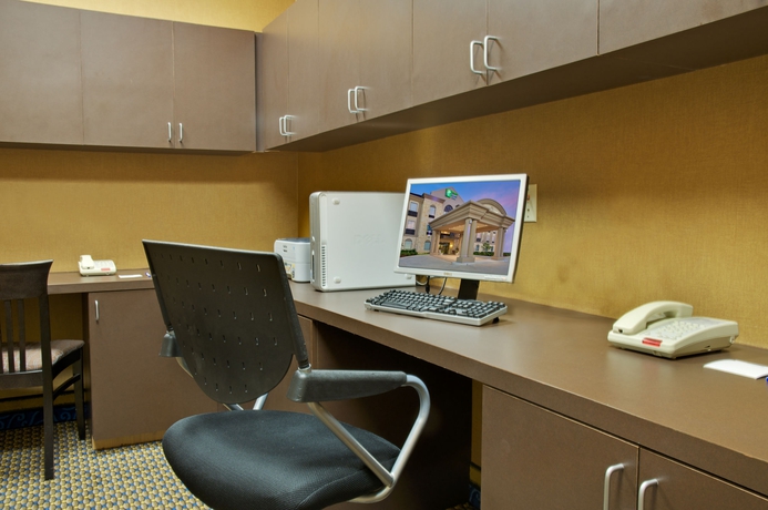 Imagen de los interiores del Hotel Holiday Inn Express and Suites Energy Corridor West Oaks, An Ihg. Foto 8