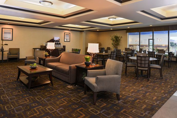 Imagen de los interiores del Hotel Holiday Inn Express and Suites Fairmont, an IHG. Foto 17
