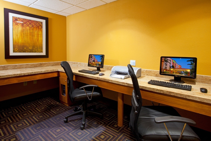 Imagen de los interiores del Hotel Holiday Inn Express and Suites Fort Lauderdale Airport West, an IHG Hotel. Foto 13