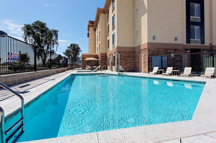Imagen de la piscina del Hotel Holiday Inn Express and Suites Fresno Northwest-herndon, An Ihg. Foto 17