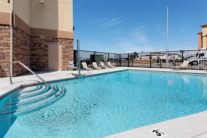 Imagen de la piscina del Hotel Holiday Inn Express and Suites Fresno Northwest-herndon, An Ihg. Foto 18