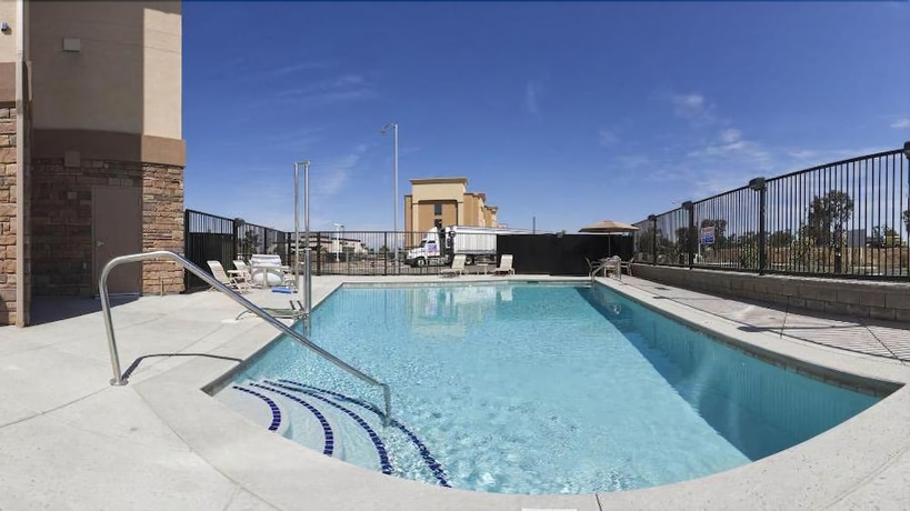 Imagen de la piscina del Hotel Holiday Inn Express and Suites Fresno Northwest-herndon, An Ihg. Foto 19