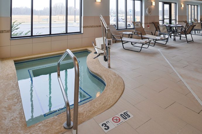 Imagen de la piscina del Hotel Holiday Inn Express and Suites Greenfield, An Ihg. Foto 18