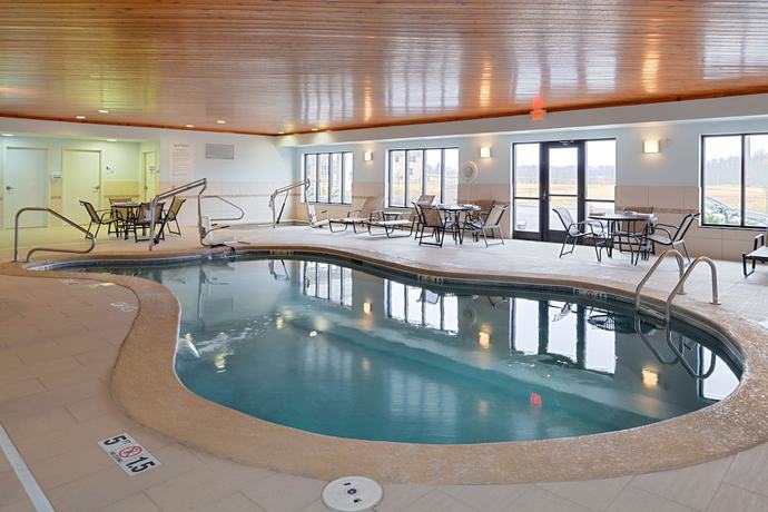 Imagen de la piscina del Hotel Holiday Inn Express and Suites Greenfield, An Ihg. Foto 19